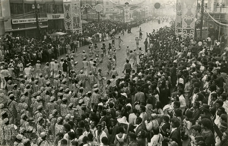  - Desfile da escola de samba Vai-vai na Avenida So Joo, 1973.