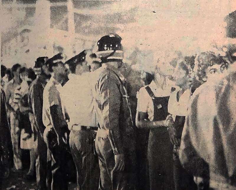 
								 - Policiais contendo espectadores na Avenida Tiradentes, 
								 1977.
								
