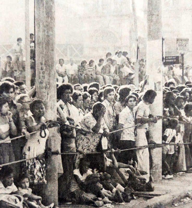  - Espectadores se aglomeram junto  corda na Avenida Tiradentes, 1977.