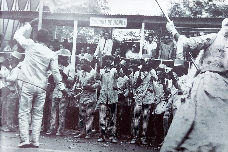 - Bateria se apresenta diante da tribuna no carnaval de 1969.