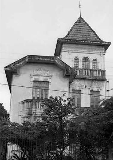  - Ao centro, residncia ecltica, hoje demolida, na Avenida 17 de Agosto, n 713, Santana.