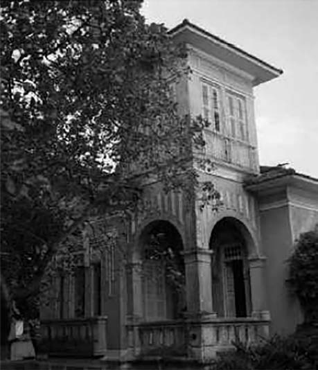  - esquerda, residncia ecltica, hoje demolida, localizada na Rua Confederao do Equador, n 45, Graas.