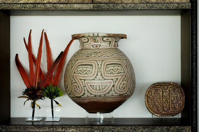 Material etnogr�fico e arqueol�gico exposto em �reas da resid�ncia.