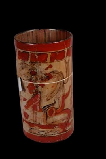 Vaso tr�pode maia em cer�mica policromada, com desenhos maias. Periodiza��o estimada: � 350-550 d. C. Estado de conserva��o bom, com pintura desgastada.