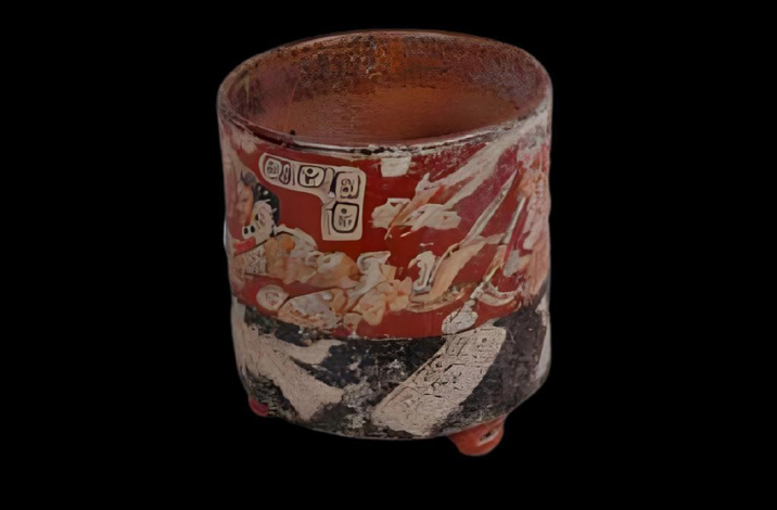 Vaso cil�ndrico maia em cer�mica policromada, com desenhos maias. Periodiza��o estimada: � 450-750 d. C. Estado de conserva��o bom, com pintura desgastada.