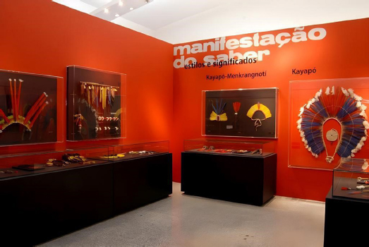 Beleza e saber - Arte plum�ria brasileira, realizada em 2009 na Caixa Cultural em S�o Paulo.