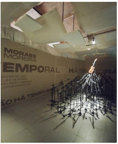 Plotagens e instala��o com elementos audiovisuais. Exposi��o tempor�ria &ldquo;Mancha de Dend� n�o sai - Moraes Moreira&rdquo; no MHC.