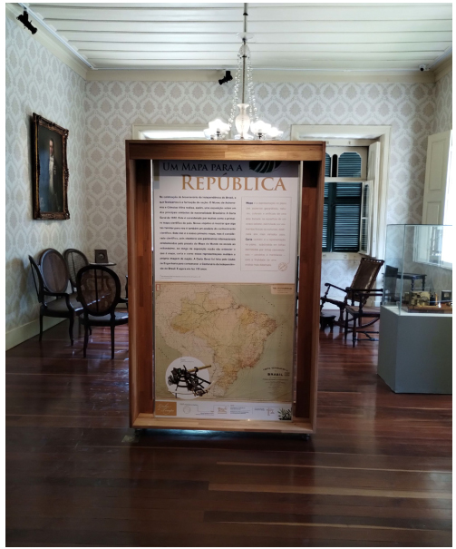 Sala de visitas do MCBC, com o painel de abertura da exposi��o itinerante &ldquo;Um Mapa para a Rep�blica&rdquo;.