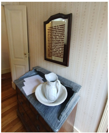 Quarto do MCBC com texto da curadora Isabel Portella aplicado no espelho.