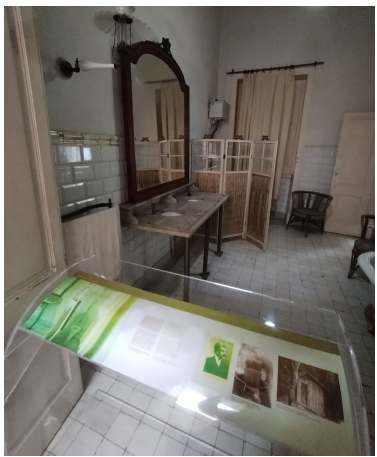 Barreira/Suporte informativo com texto e imagem no Banheiro do MCRB.