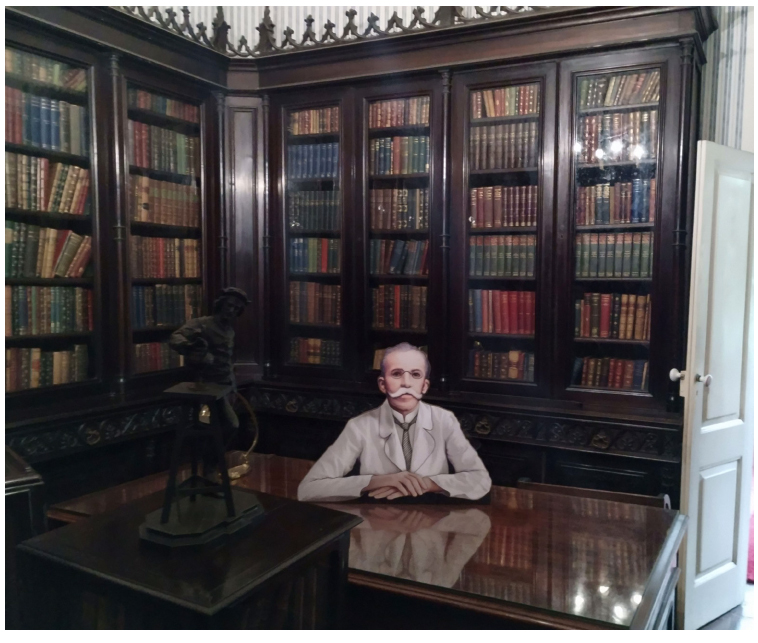 Figura de Rui Barbosa representada no elemento visual, que recria o seu posicionamento de trabalho no &ldquo;gabinete g�tico&rdquo; do MCRB, como suporte informativo alternativo.