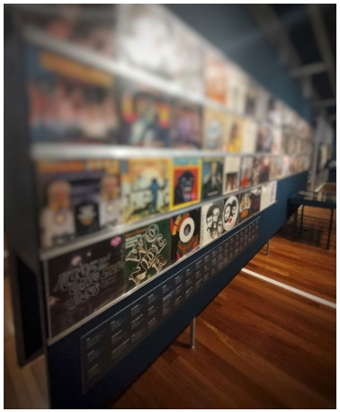 Textos e etiquetas de fotografias da Black Rio na Exposi��o Funk, detalhe da legenda disposta.