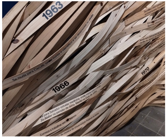 Linha do tempo constru�da com fitas de madeira entrela�adas. Exposi��o tempor�ria &ldquo;Mancha de Dend� n�o sai - Moraes Moreira&rdquo;.