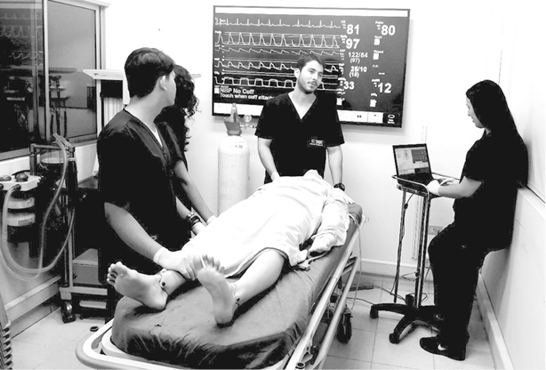 Grupo de estudiantes en el Laboratorio de Simulación, Universidad Pontificia Bolivariana, Medellín..Fuente: autores