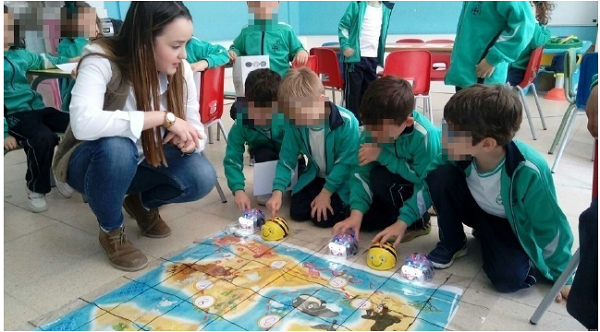 Alumnos de Ed. Infantil y estudiantes del Grado de Maestro experimentando con los robots.