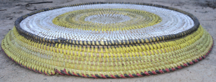 Cesto raso com mais de duas cores e com
enfeites geom&eacute;tricos