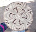 Cesto com enfeites geom&eacute;tricos que sugerem uma
rota&ccedil;&atilde;o