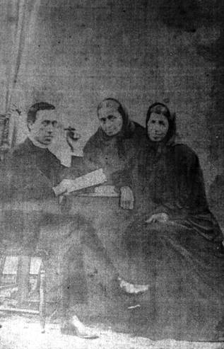 Foto de Rafael Corte con su
madre y su t&iacute;a Maria Rosa Sp&iacute;nola.

 