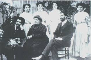 Esperanza Sp&iacute;nola Ram&iacute;rez co sus padres, hermanas y su hermano Francisco. 