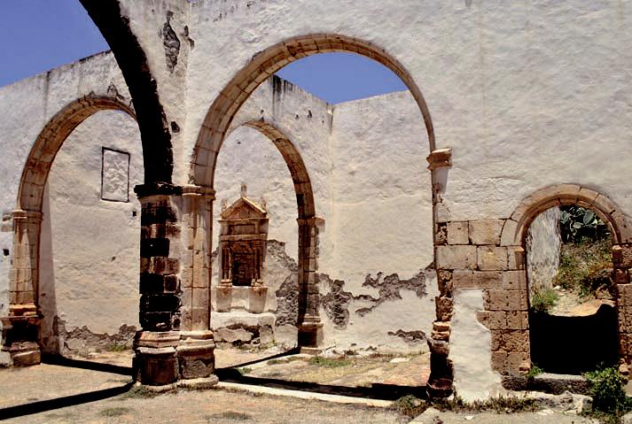 Capillas colaterales del lado del evangelio, y portada de
acceso a las dependencias mon&aacute;sticas.