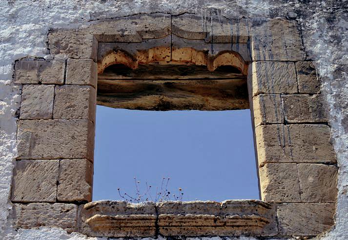 Iglesia de san Francisco. Ventana con repisa labrada y
arco conopial de dobles molduras.