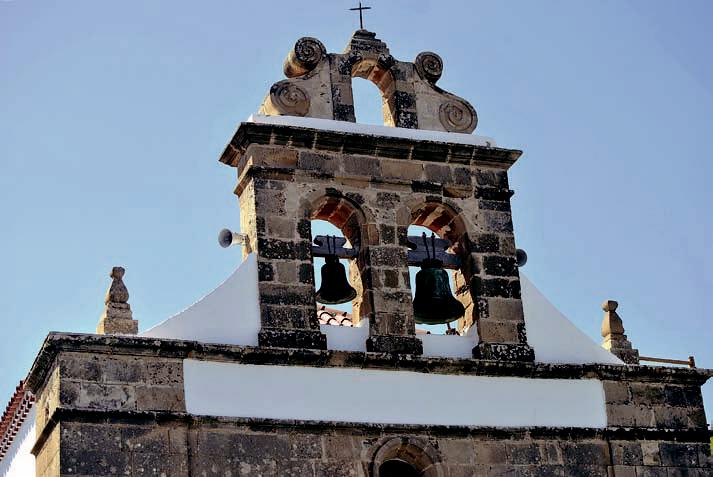 Espada&ntilde;a de la fachada del Santuario de la Pe&ntilde;a, en Vega
de R&iacute;o Palmas, en Betancuria.