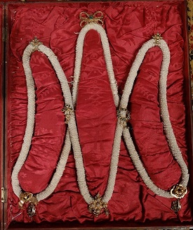 Nombre de María o eme confeccionado con perlas y joyas
sobrepuestas, siglo XIX.