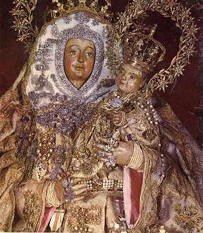Virgen del Pino. Fotografía
anterior al robo de 1975. Luce, entre otras joyas, el rostrillo (c. 1780-1790)
y el peto brocamante de diamantes (1761), la rana, la
Concepción de oro esmaltado y perlas gruesas y el lazo de filigrana y perlas regalo
de doña Leonor Carvajal.