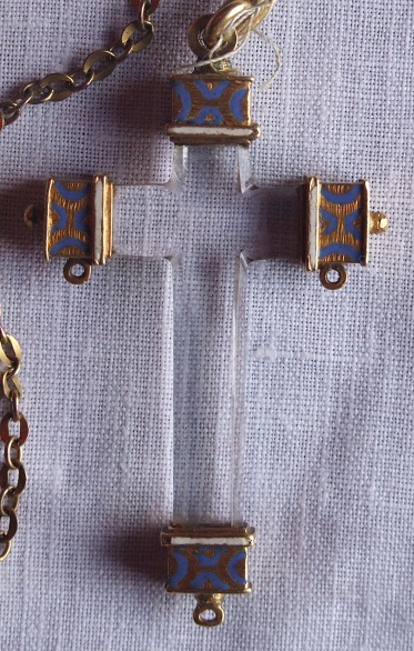  Cruz pectoral. Milán
(cristal de roca)-España (guarnición de oro esmaltado), c. 1600. 