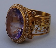  Anillo episcopal,
siglo XIX. Oro, amatista y perlas.