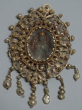 Medallón-relicario de
filigrana, c. 1700-1725. 