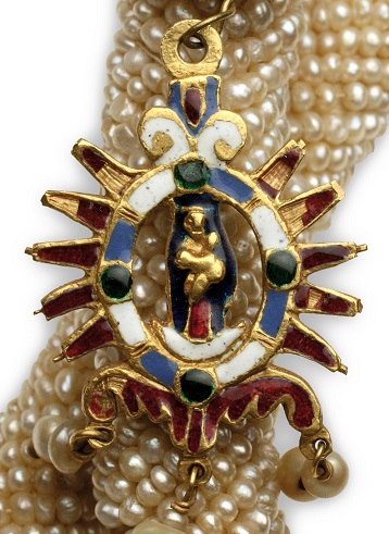 Medalla de la Virgen
con el Niño, c. 1620-1630.