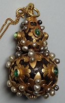 Poma de ámbar
engarzada en oro, perlas y esmeraldas. La Habana, c. 1700-1725.
