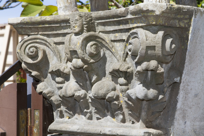 Capitel de la portada de la iglesia de San Luis Gonzaga, actualmente en el patio de la casa D&iacute;az-Flores