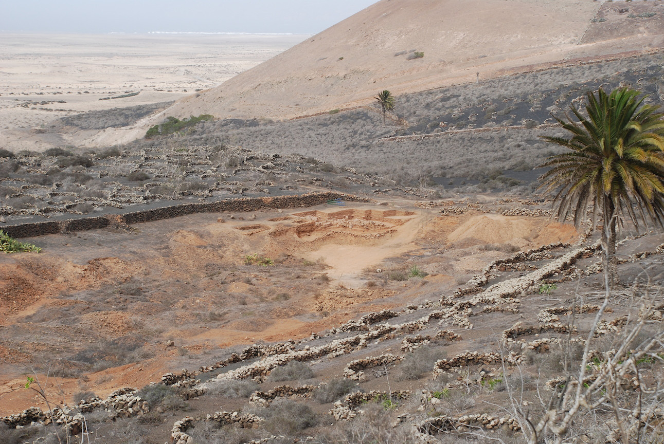 El Bebedero (Teguise,
Lanzarote). Vista general de la caldera en cuyo extremo norte se localizan los
cortes estratigr&aacute;ficos abiertos durante las diferentes campa&ntilde;as de excavaci&oacute;n
desarrolladas en el yacimiento