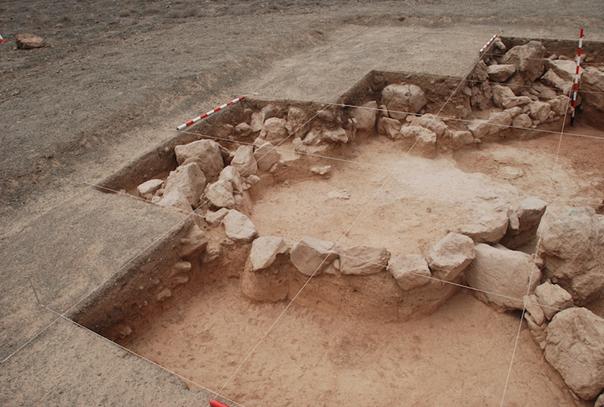 Fig. 2. Buenavista (Teguise, Lanzarote). Elementos estructurales exhumados durante la segunda campa&ntilde;a de excavaci&oacute;n delimitando un &aacute;rea de cocina que contiene varias estructuras de combusti&oacute;n.