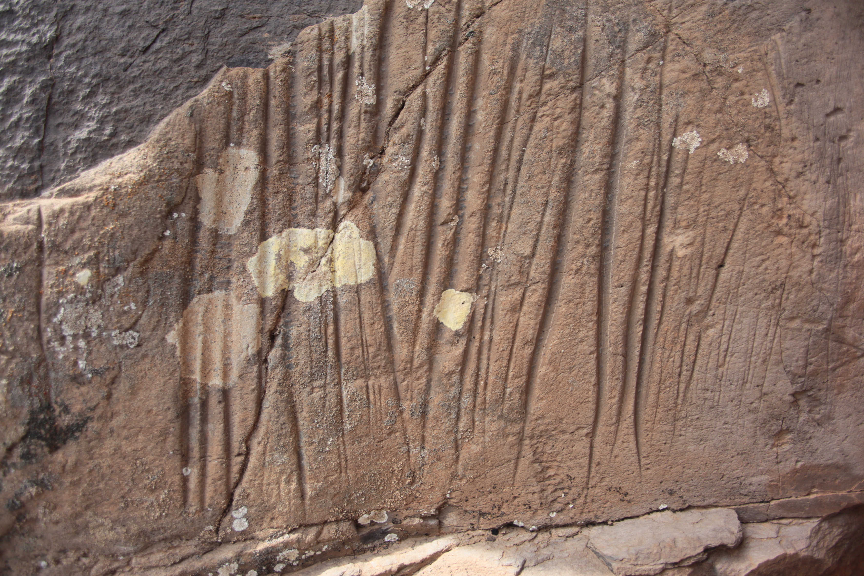 Grabados sobre corteza de meteorizaci&oacute;n muy gruesa, desprendida en parte. Los surcos se han meteorizado hasta el m&aacute;ximo. Hay pocos l&iacute;quenes, en un panel orientado a sotavento (Los Cambados-3, panel 2).