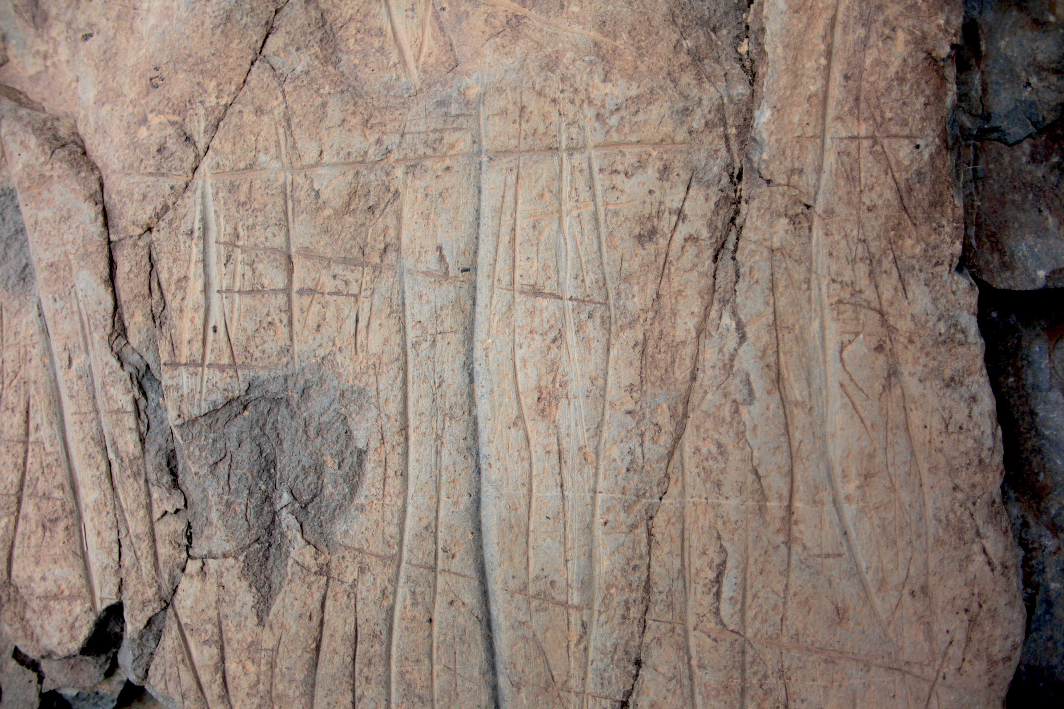 Superposiciones y p&aacute;tinas: l&iacute;neas horizontales con p&aacute;tina e infrapuestas a las verticales (Los Cambados-1, panel 7).