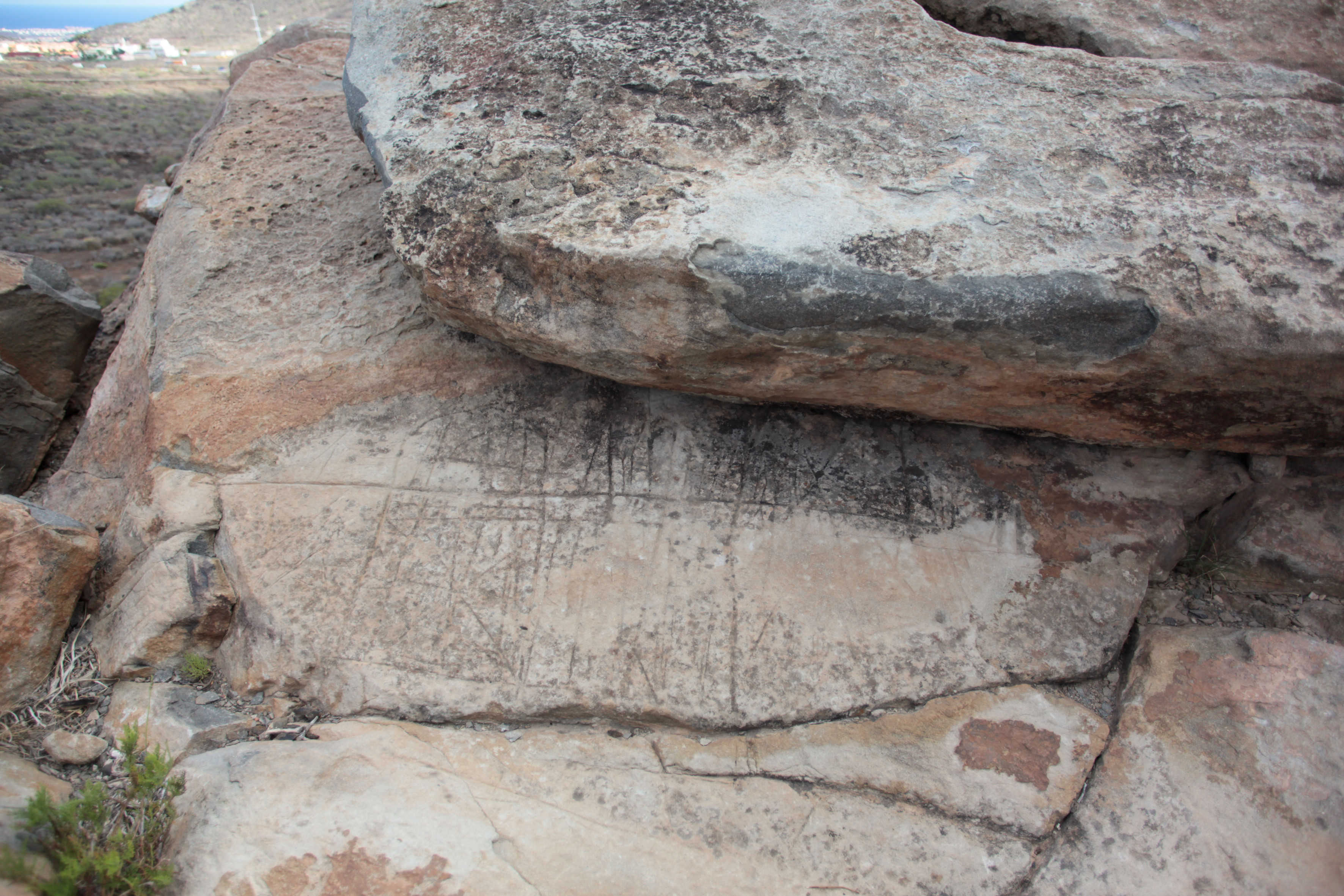 Roque de Malpaso, panel 1. Se aprecia el creciente deterioro de la visera, causado por visitantes que la golpean con piedras para hacer sonar la fonolita.