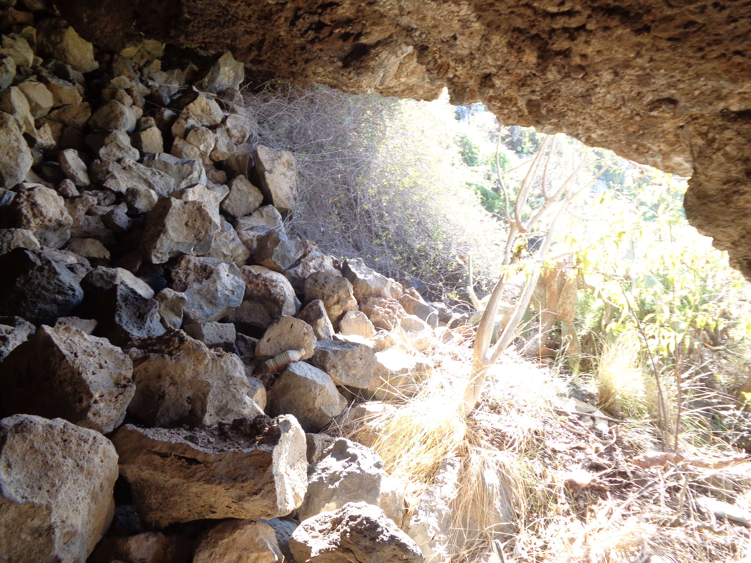 Exterior e interior de la cueva del Jurado, barranco Milán.