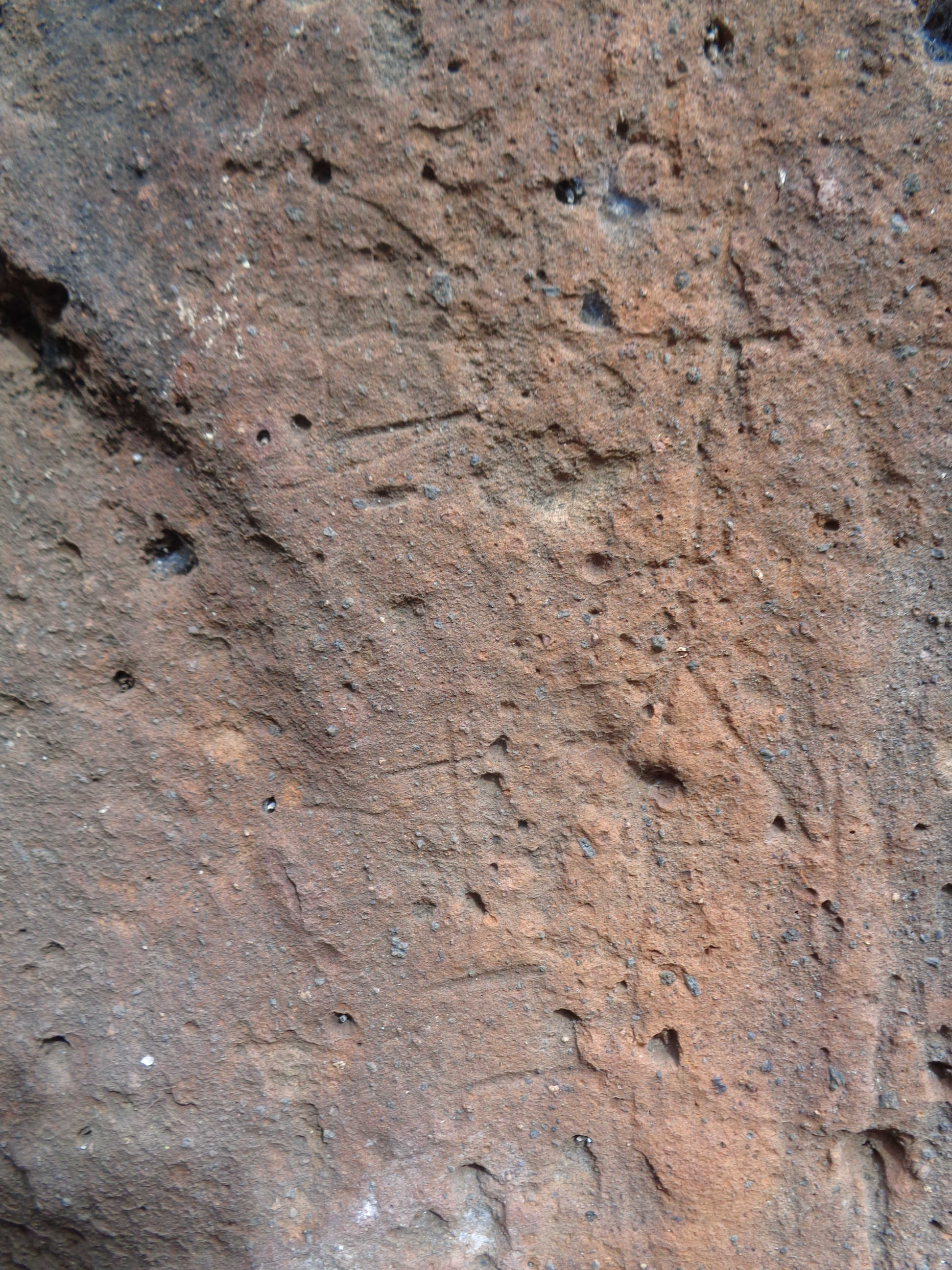 Grabado antropomorfo y alfabético inciso del camino real de La Verdellada.