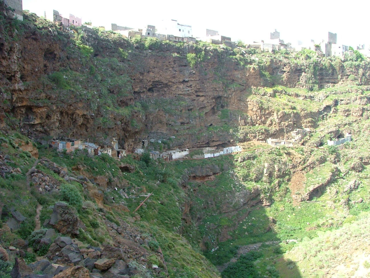 Emplazamiento de la necrópolis de El Becerril, actualmente con las cuevas reutilizadas.