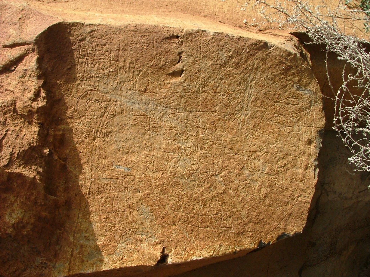 Grabado geométrico inciso de Gracia, barranco Guajara.
