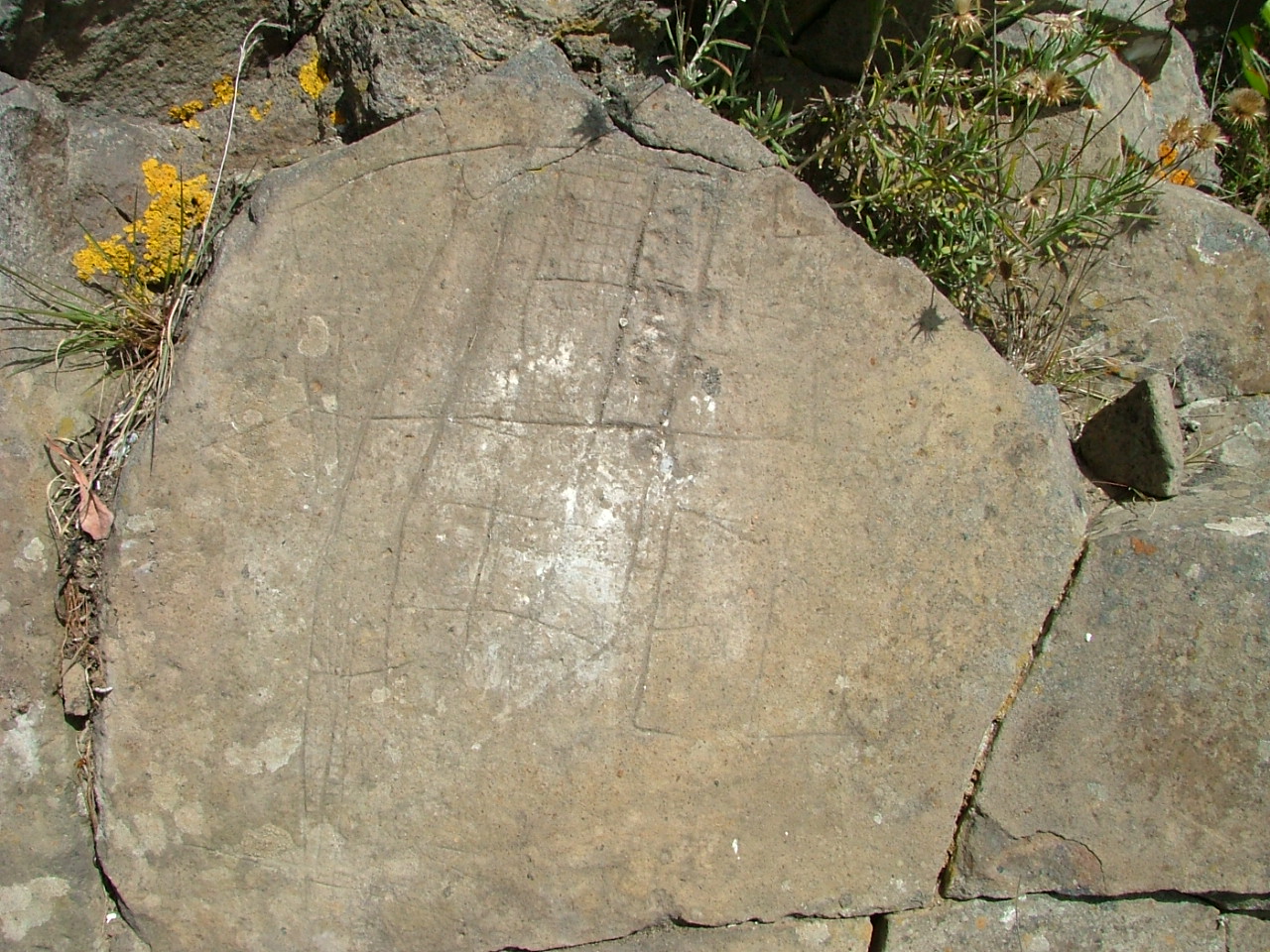 Grabado geométrico inciso de Gonzalianes, valle de las Chozas.