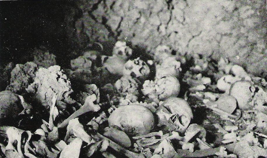 Enterramientos en superficie de la cueva de El Becerril (Álvarez Delgado, 1947: lam. 8 / fig. 3)