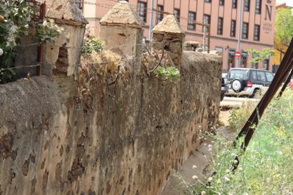Pa&ntilde;o del muro donde se ven las almenas o merlones y el remate triangular. El enfoscado es similar al de la ermita de San Miguel. (Foto: elaboraci&oacute;n propia).