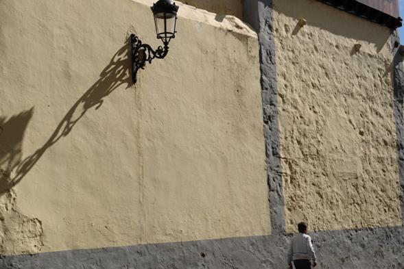 En este pa&ntilde;o del paramento se observa una zona de enfoscado que ha sido alisado, por haber sido reconstruido y que se distingue bien porque es de morfolog&iacute;a distinta a la pared contigua, donde se aprecia, asimismo, la impronta de un vano que se hallaba cubierto. Este documento gr&aacute;fico confirma, en efecto, a lo que alude el documento referido. (Foto: elaboraci&oacute;n propia).