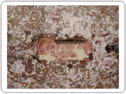 Paramento del convento por la calle de La Carrera-Obispo Rey Redondo. Se observa la gu&iacute;a de madera de un vano de una construcci&oacute;n anterior que, asimismo, se hallaba cubierto por el enfoscado. (Foto: elaboraci&oacute;n propia).