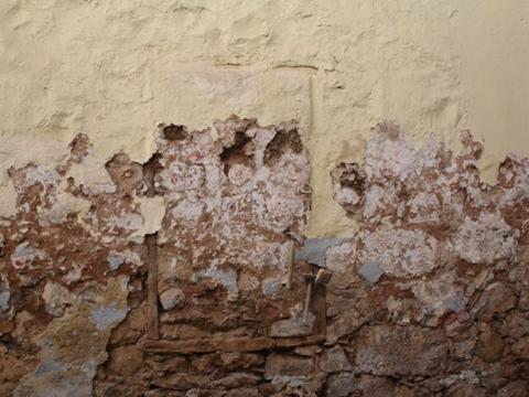 Restos del paramento del convento de Santa Catalina, por la calle Dean Palah&iacute; (antiguo callej&oacute;n de la Caza). Se puede observar la gu&iacute;a de madera que debi&oacute; de pertenecer a una ventana que se encontraba cubierta por el enfoscado (Foto: elaboraci&oacute;n propia).
