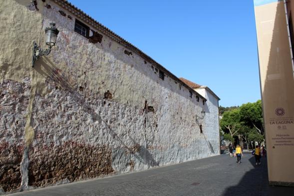 Paramento del convento de Santa Catalina por la calle de La Carrera-Obispo Rey Redondo. En &eacute;l se observan los distintos enfoscados del edificio. (Foto: elaboraci&oacute;n propia).